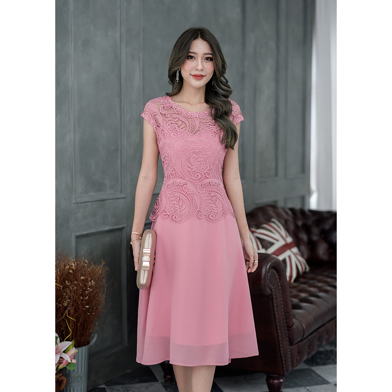 kudapy เดรสสั้นสีชมพู/สีเทา ลูกไม้ดีไซน์ไหล่ล้ำ แต่งดีเทลรอบคอและรอบแขนด้วยลูกไม้อะไหล่วิ้งๆ สวยมาก