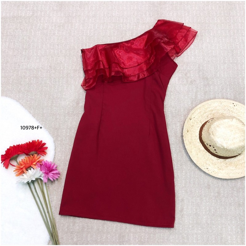 kudapy เดรสระบายเฉียงไหล่เดียว แต่งระบายผ้าแก้ว ตัวเดรสงานผ้าซาร่ามีซิปข้าง