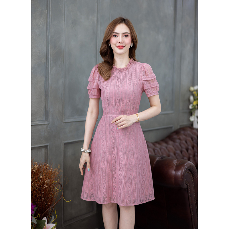 kudapy เดรสสั้นสีชมพู/สีขาว ลูกไม้ เป็นทรงเรียบๆ แต่มีดีเทลสวยเก๋ ช่วงแขนและคอ ช่วงคอใช้ชีฟองจับจับซ้อนลูกไม้ ช่วงแขนพองกำลังดีตีเกล็ดสองชั้น