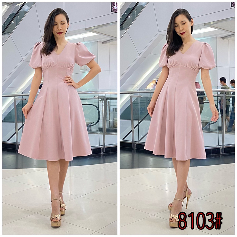 kudapy เดรสสั้นสีขาว กรมท่า ชมพูเข้ม เขียวมิ้นต์ ชมพูอ่อน แดง ดำ คอวี แขนตุ๊กตา คัตติ้ง เอวสูง จับเดรปใต้อก กระโปรงบานใช้ผ้าต่อ8ชิ้น เย็บยากแต่ออกมาเน้นเอวสับๆ