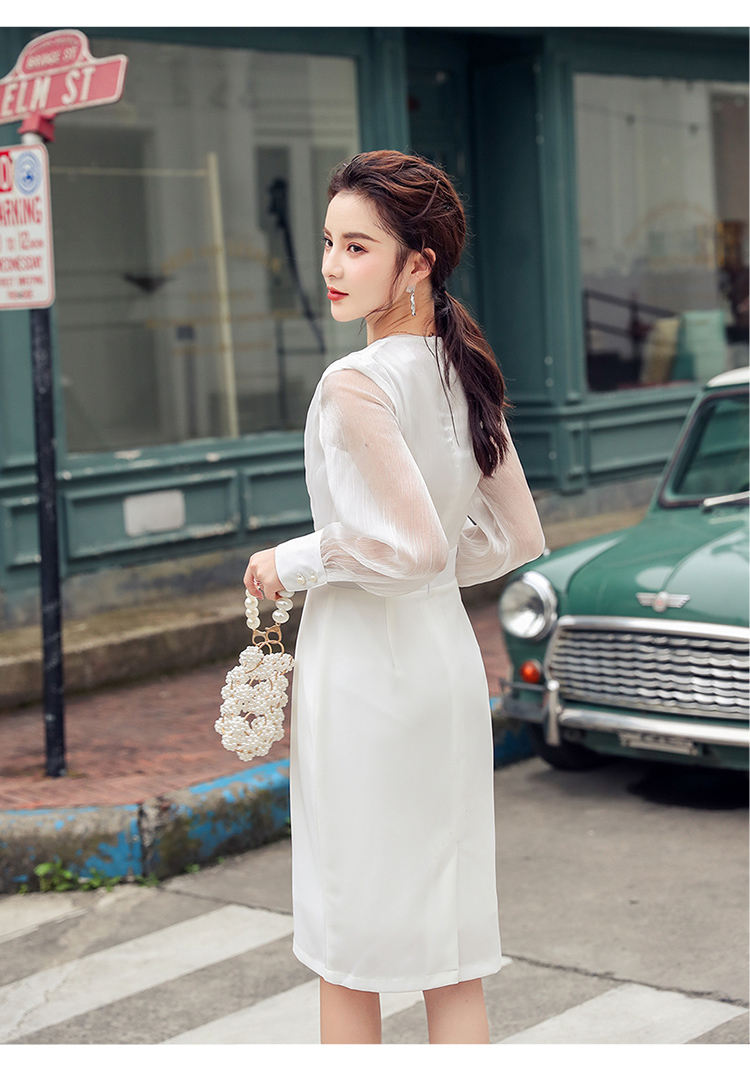 kudapy เดรสสั้นออกงานสีขาวคอทรงวี แบบสวยเด่น คอวีแต่งผ้าป้ายด้านหน้า แขนยาวผ้าซีทรูจัมป์ชายแขนติดกระดุม