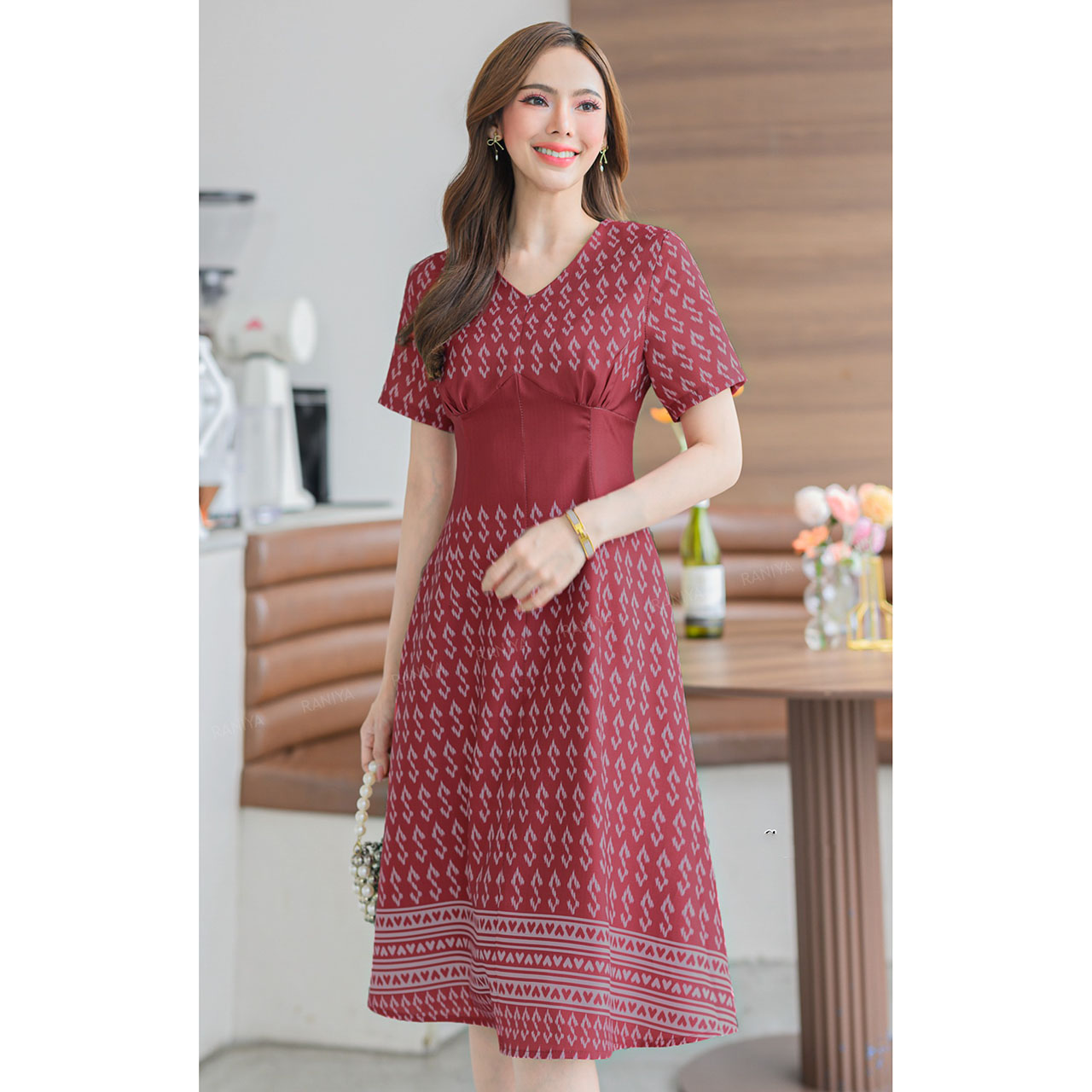 kudapy เดรสสั้นสีแดง/สีชมพู/สีน้ำตาล ผ้าโพลีเอสเตอร์ แต่งคอวีงานลายขอพระราชทาน มาพร้อมชิปซ่อนหลังใส่สบาย