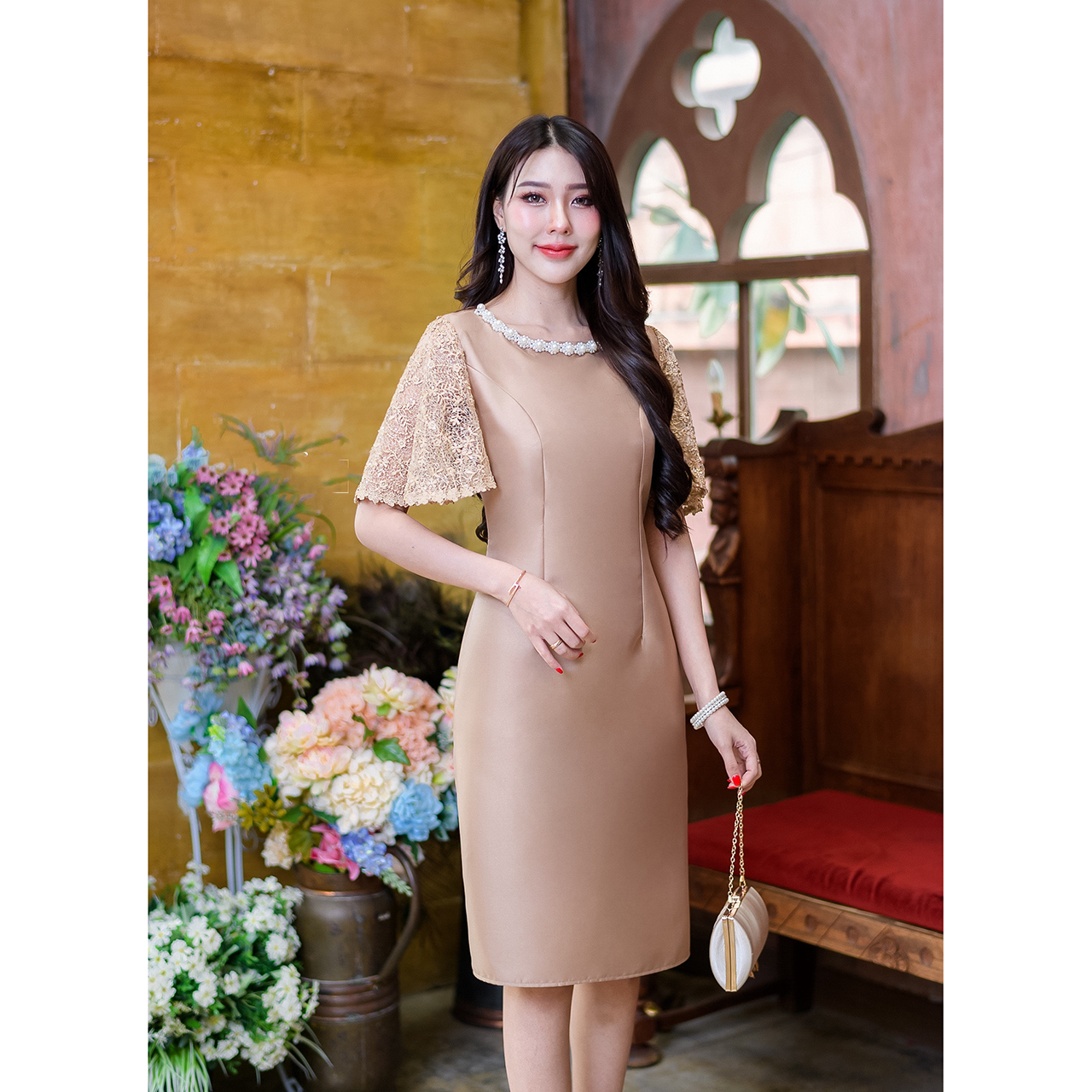 kudapy เดรสสั้นสีน้ำตาลทอง/สีชมพูอ่อน ผ้าไหมญี่ปุ่น แต่งแขนระบาย ผ้าลูกไม้ใยบวบดอกลอย ทอลายดอกไม้ ช่วงแขนทรงสวย