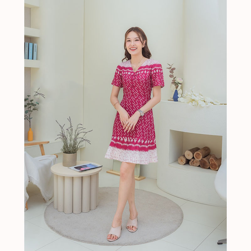 kudapy เดรสสั้นสีชมพู/สีเขียว/สีม่วง ทรงเข้ารูปช่วงลำตัว กระโปรงทิ้งตัว ปกคอบัว อัดกลีบปลายกระโปรงลายปักดอก