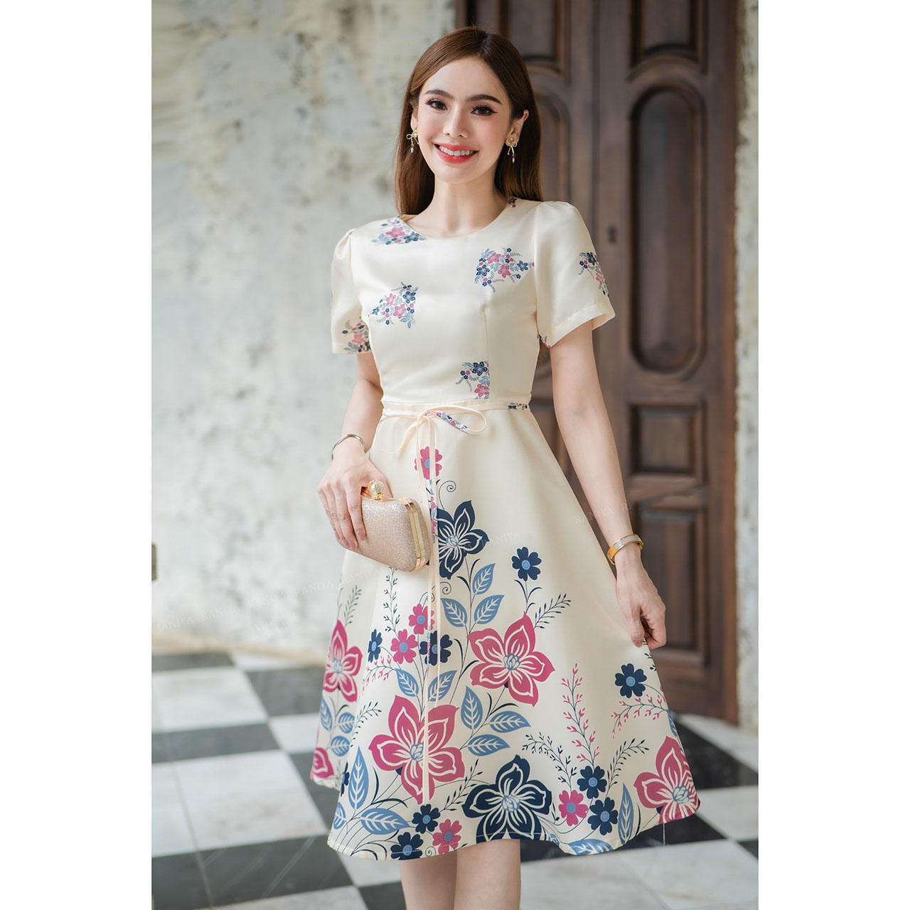 kudapy เดรสสั้นสีเขียว/สีขาว/สีครีม ผ้าSatin silk แขนสั้น เนื้อบางไม่หนา งานปริ้นลายดอก