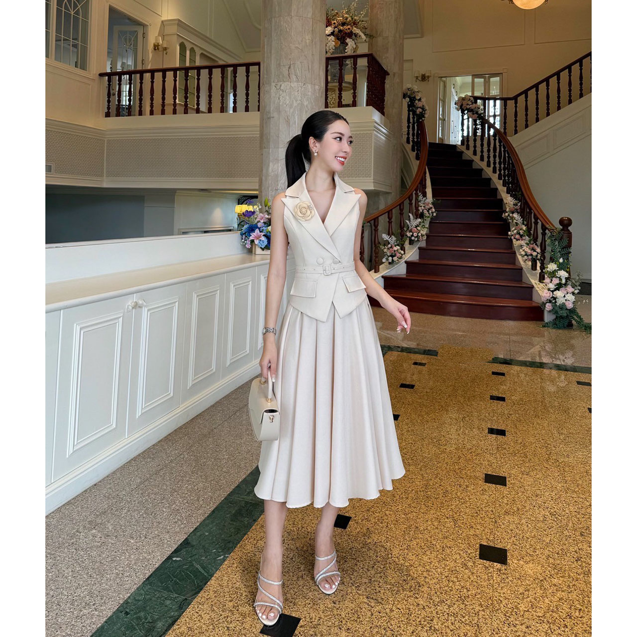 kudapy เซ็ทเสื้อแขนกุดทรงเข้ารูปมาพร้อมกับกระโปรงทรงยาว วเสื้อเก็บทรงเข้ารูปสวย กระดุมปั้มติดได้จริง2เม็ด แต่งกระเป๋าหลอกซ้ายขวา