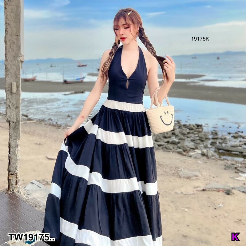 kudapy เดรสยาวคล้องคอ แต่งทูโทน สวย หรู ดีเทลตัวเสื้อด้านบนเป็นคล้องคอ ด้านหลังเป็นสม็อค ตัวกระโปรงแต่งทูโทนสลับเป็นชั้น