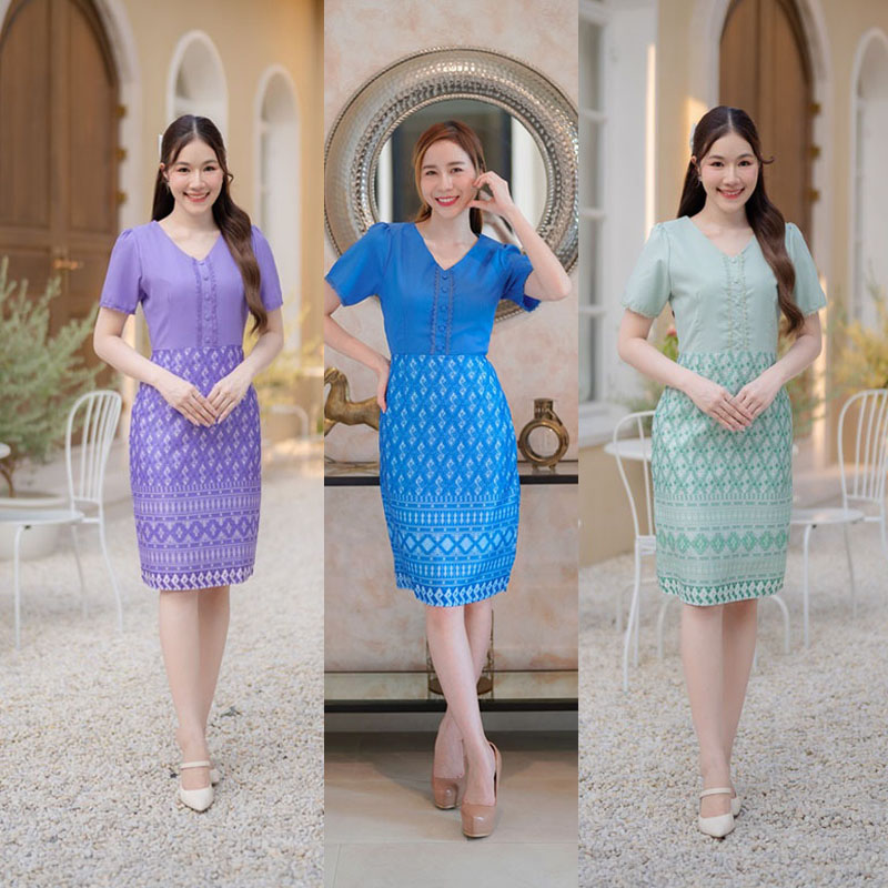 kudapy เดรสสั้นสีม่วง/สีเขียว/สีฟ้า เดรสผ้าลายไทย ตัวเดรสผ้าอัดกาวแต่งลูกไม้และกระดุมตรงกลาง