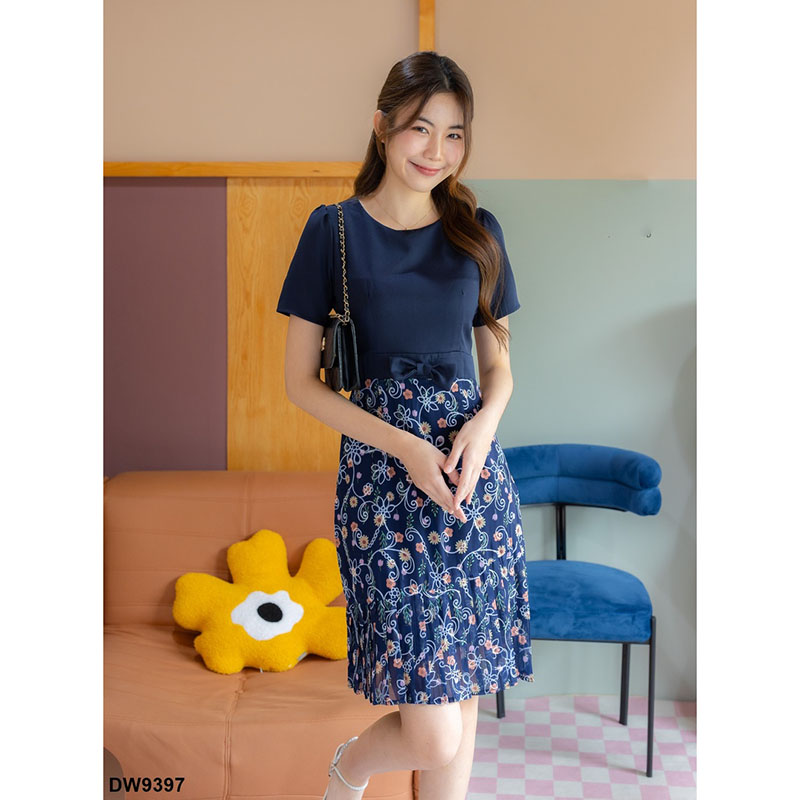 kudapy เดรสสั้นสีชมพู/สีกรม/สีเขียว ลายดอกแต่งเสื้อสีพื้นโบว์ 1 ชิ้น