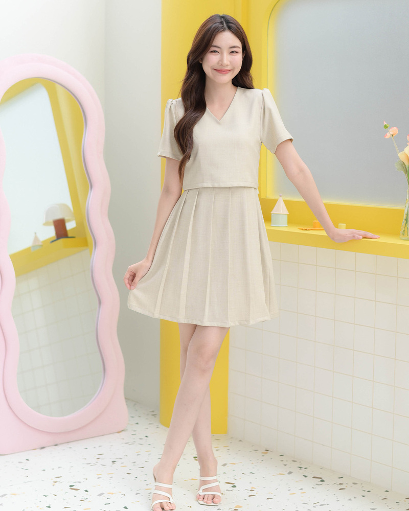 kudapy เดรสแขนสั้นคอวี สีดำ/สีนูทครีม ตัดต่อกระโปรงพลีทจับจีบใหญ่น่ารัก ทรงสวยเข้าเอว ผ้าเนื้อนิ่มรีดง่าย