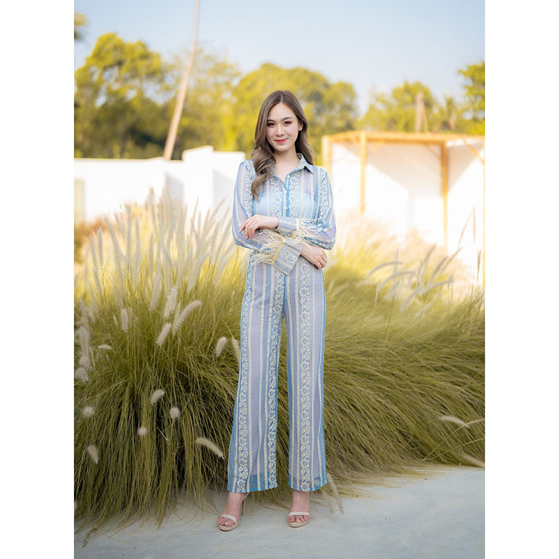 kudapy ชุดเซทสีฟ้า/สีดำ เสื้อติดกระดุมด้านหน้า กางเกงขายาวทรงกระบอกผ้าซีทรูลายลูกไม้ ตกแต่งด้วยขนนกปลายแขน มีซับเฉพาะส่วนของกางเกง