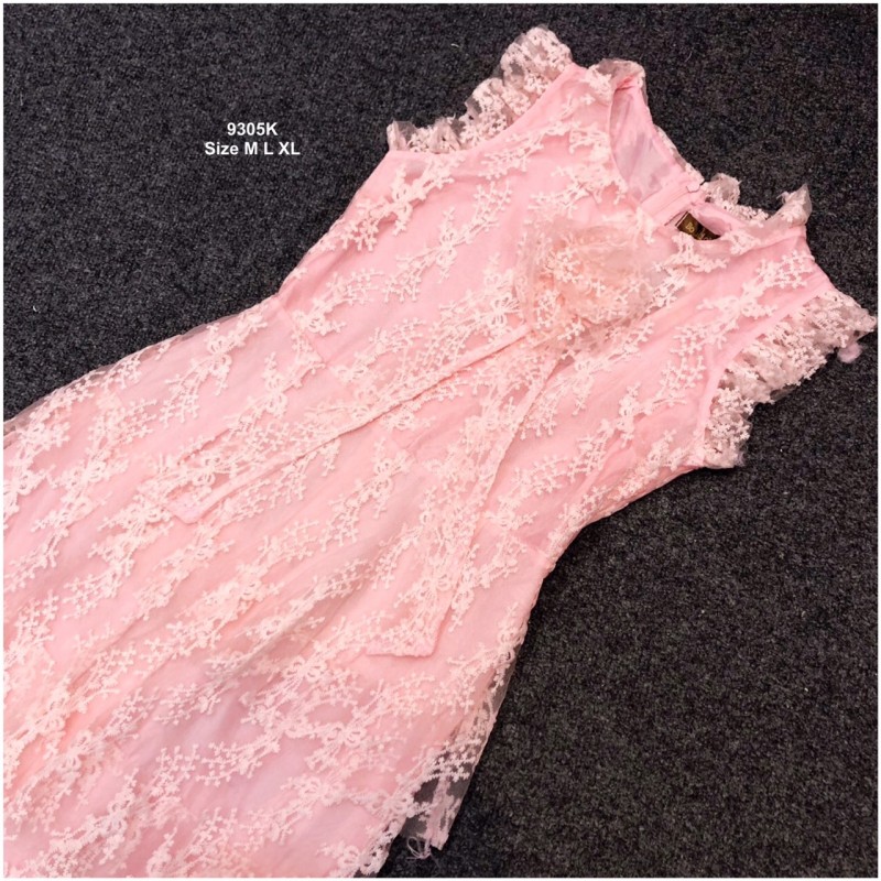 kudapy เดรสลูกไม้ยาวสีชมพู ทรงเข้ารูป ผ้าตาข่ายปักลายลูกไม้ปะการัง แต่งระบายรอบคอและวงแขน มีซิปหลัง
