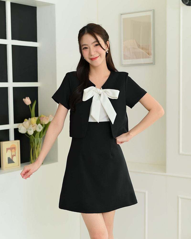 kudapy เดรสคอกลมแขนสั้น ตัดต่อสองชั้นเล่นสีทูโทนด้านในสีขาวออฟไวท์ แต่งโบว์น่ารัก