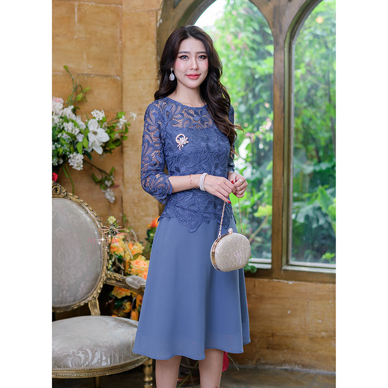 kudapy เดรสสั้นสีชมพูกลีบบัว/สีฟ้าคราม ผ้าลูกไม้ดีเนื้อเงาทอลาย ตัวกระโปรงเป็นผ้าชีฟอง มีซับใน ซิปด้านหลัง