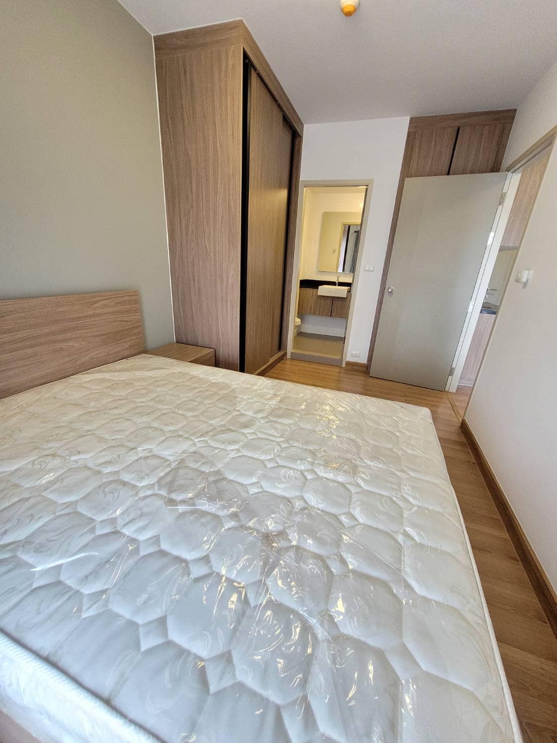 ให้เช่าคอนโด Chapter One the Campus Ladprao 1 (แชปเตอร์วัน เดอะแคมปัส ลาดพร้าว 1) - ตกแต่งเฟอร์ครบ 1ห้องนอน มีเครื่องซักผ้า วิวสระว่าน้ำ - การเดินทาง: BTS สถานีห้าแยกลาดพร้าว MRT สถานีพหลโยธิน ทางออก5