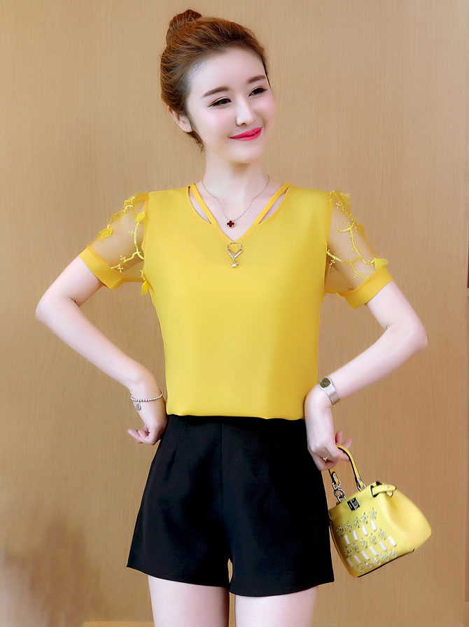 เสื้อสีเหลือง ผ้าชีฟองชนิดเนื้อหนา แขนเสื้อผ้าลูกไม้ คอเสื้อดีไซน์เก๋