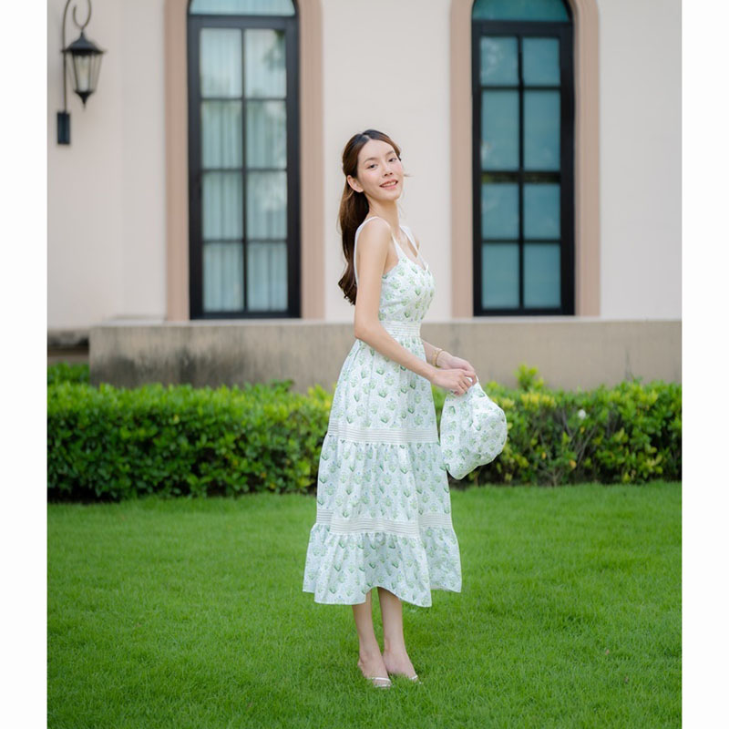 kudapy เดรสยาวสีขาว/สีฟ้า เดรสลายดอก+หมวก ลายดอกไม้สวยดูดี ใส่เที่ยวทะเล เบาสบายมากๆ