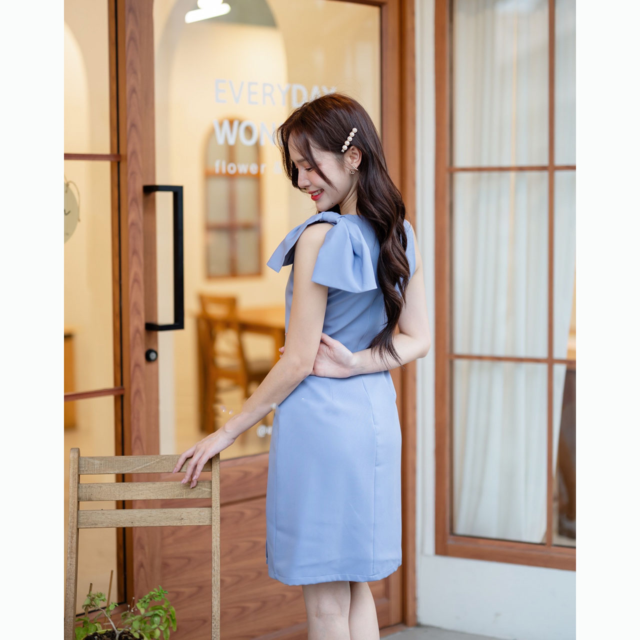 kudapy เดรสสั้นสีเขียวมัทฉะ/สีฟ้าคราม เป็นแขนกุดคอวี แต่งโบว์เพิ่มความหวานที่ไหล่ด้านซ้าย กระโปรงทรงเอ ผ่าด้านหน้า