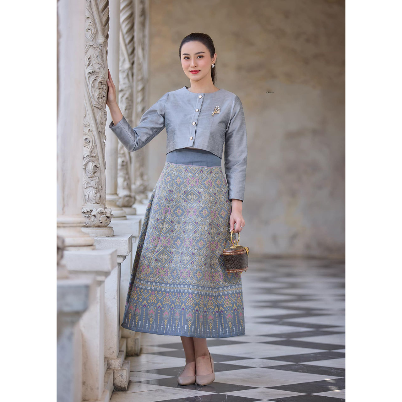 kudapy ชุดเซ็ทเสื้อ+กระโปรงสีเทาเงิน ออกงาน ชุดไทยประยุกต์ ผ้าไหม ผ้าอัดกาวทั้งชุด ลายไทยสวยดูดดี