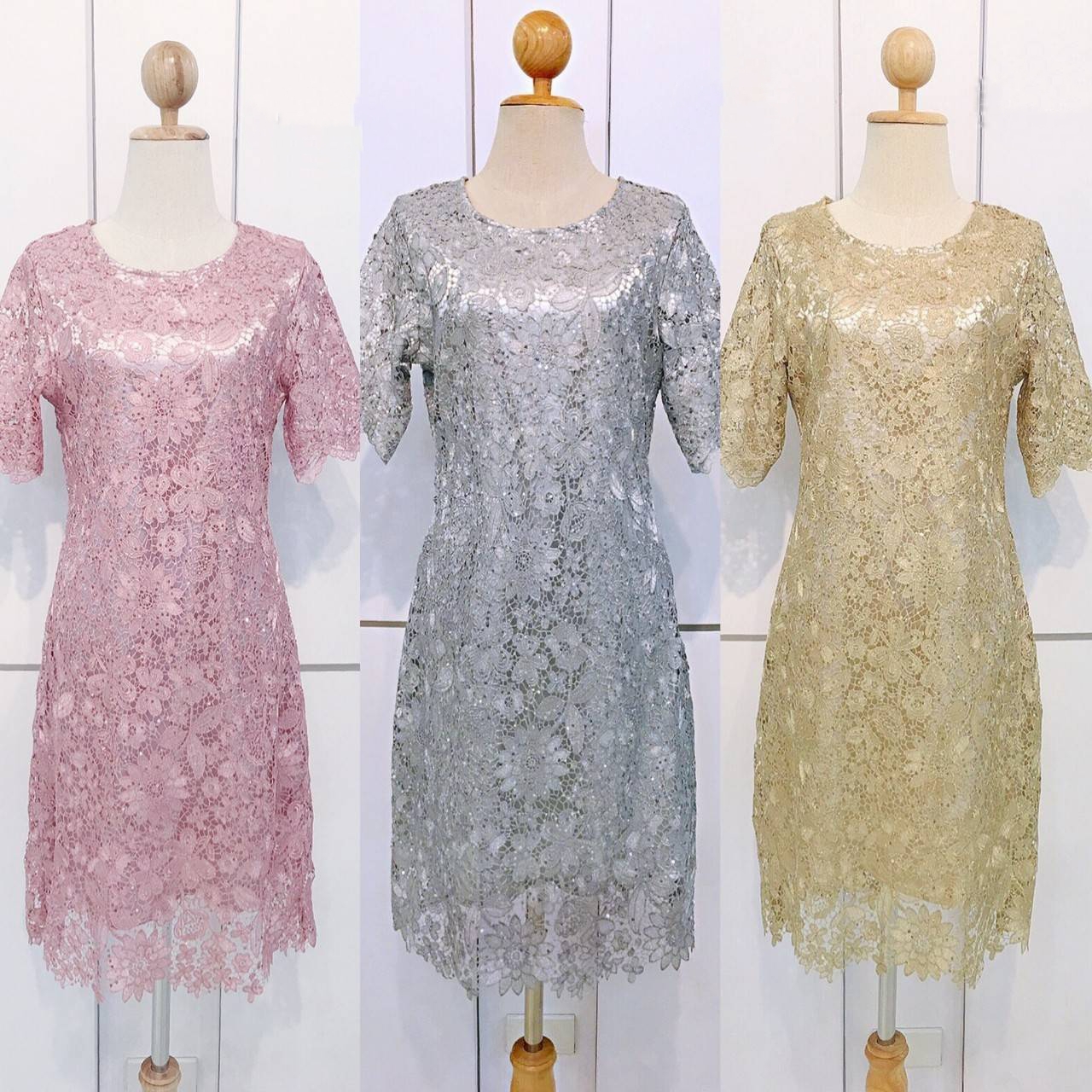 kudapy เดรสลูกไม้แขนสั้นเรียบหรูสีเงิน, สีทอง, สีชมพู ใช้ผ้าลูกไม้ทอผสมเลื่อมทั้งตัว เนื้อหนาลายชัดมีน้ำหนักอย่างดี