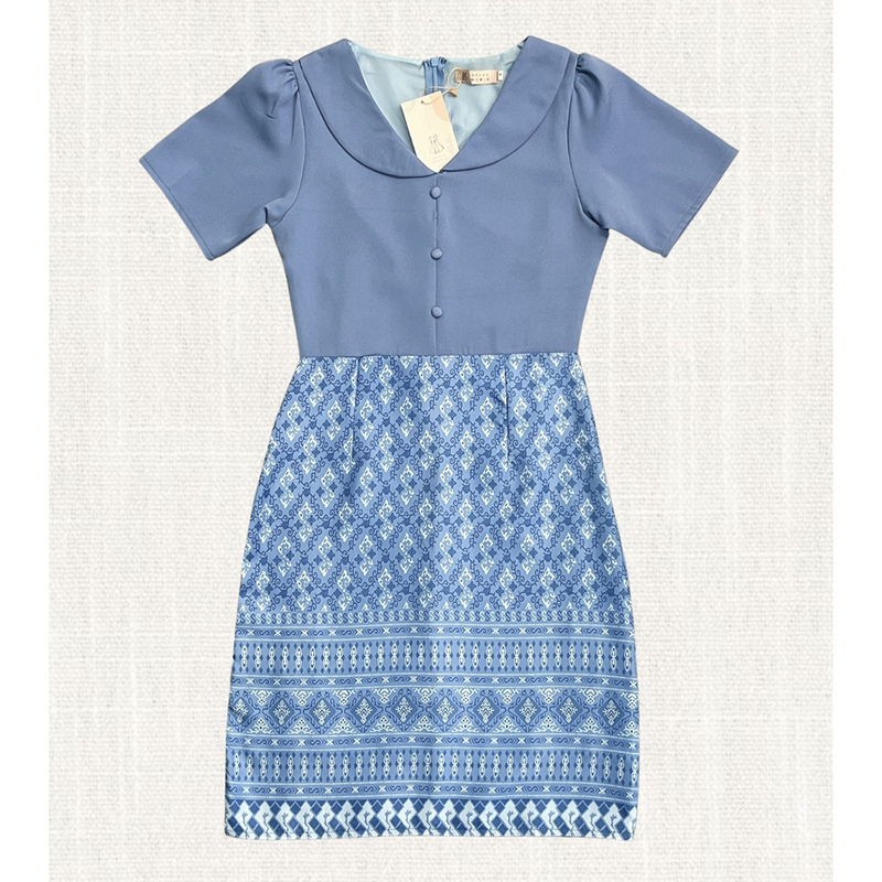 kudapy เดรสสั้นสีแดง/สีฟ้า/สีส้ม/สีชมพู คอบัวกระโปรงลายไทย สวยใส่ออกงานดูดี