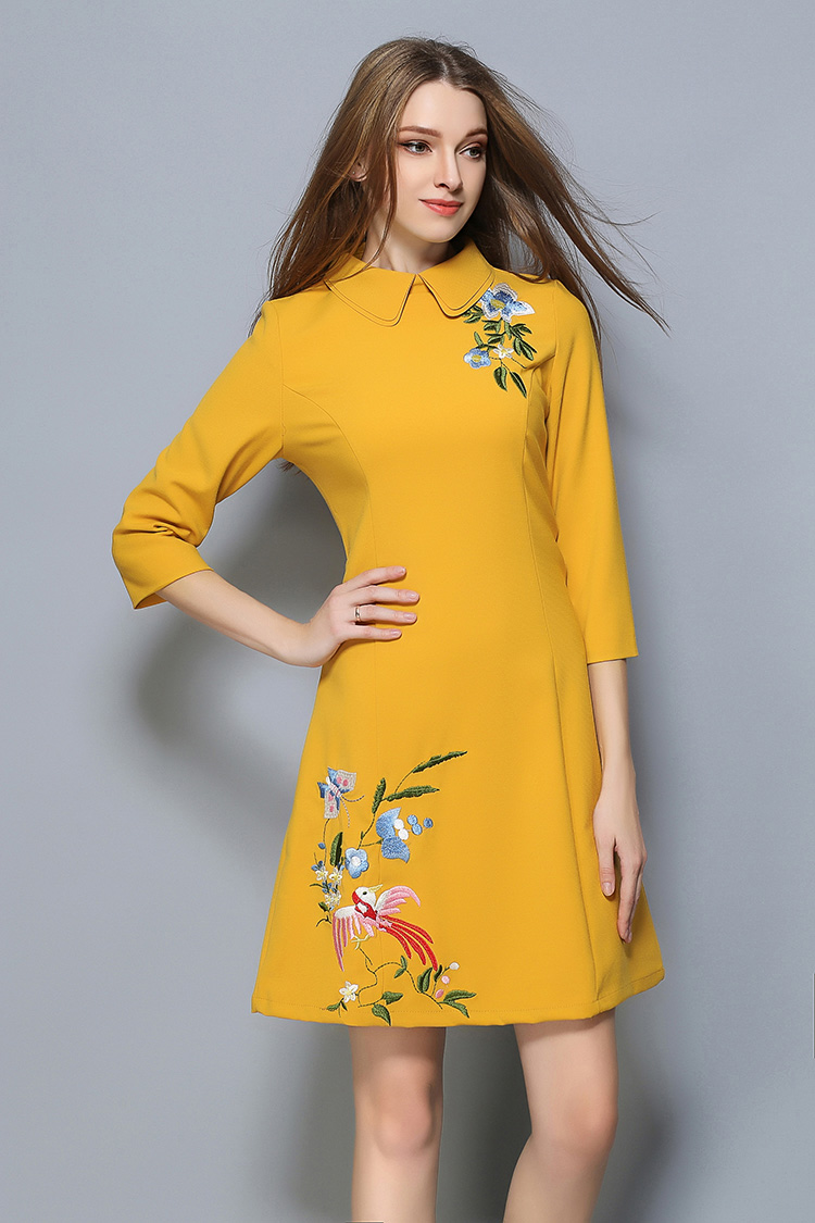 เดรสสั้นคอบัวสีเหลืองมัสตาร์ด แขนยาว 5 ส่วน ซิปหลังอย่างดีงานมีซับในบนตัวเดรสปักลายนกและดอกไม้ ชุดนี้สวยมากค่ะรับรองใส่แล้วเกิดทุกงานค่ะ M