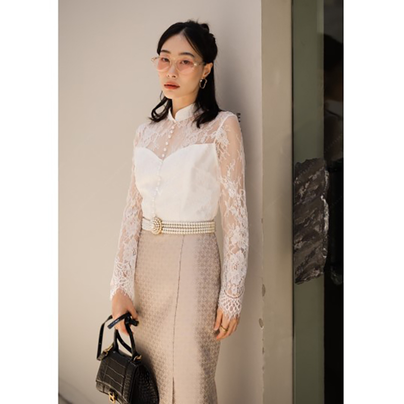 kudapy เซทแยก 2ชิ้น เสื้อลูกไม้สีขาว,สีทอง + ผ้าถุงโทนสีครีมทอง เสื้อลูกไม้แขนยาวคอจีน