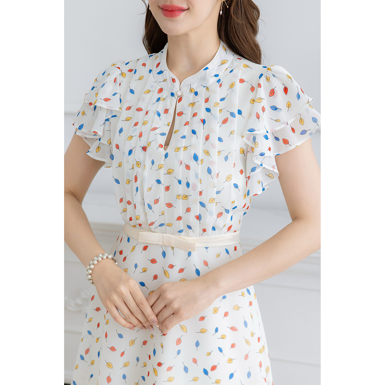 kudapy เดรสชีฟองพิมพ์ลายใบไม้ แขนระบายสองช้้นสวยพริ้ว มีดีเทลคาดเข็มขัดโบว์ช่วงเอว