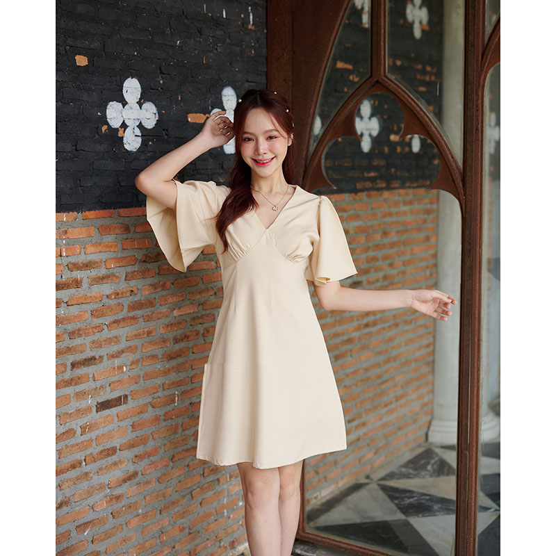 kudapy เดรสสีชมพู/เขียวมัทฉะ/ครีม เปรี้ยวอมหวานลุคสาวขี้เล่น ตัวเสื้อเป็นคอวีจับจีบเดรปที่อก ต่อลงมาเป็นกระโปรงทรงเอบานเล็กๆ แขนเสื้อเป็นทรง Bell พริ้วๆ