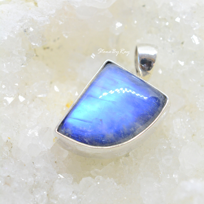 จี้เงินหินเรนโบว์มูนสโตน(Rainbow Moonstone)