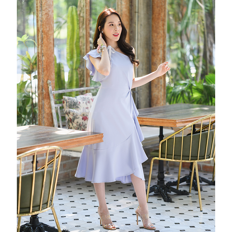 kudapy เดรสสั้นสีชมพู/สีกรม/สีฟ้าเทา/สีครีม ออกงาน ดีไซน์ปังๆ เป็นเปิดไหล่ 1 ข้างอีกข้างเป็นระบาย จับจีบช่วงเอว แต่งระบายลงมาช่วงกระโปรง