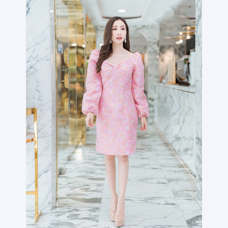 kudapy เดรสสั้นสีชมพู,ฟ้า แขนยาวดอกนูนสวยดูดีใส่แล้วคุณหนูมากๆ