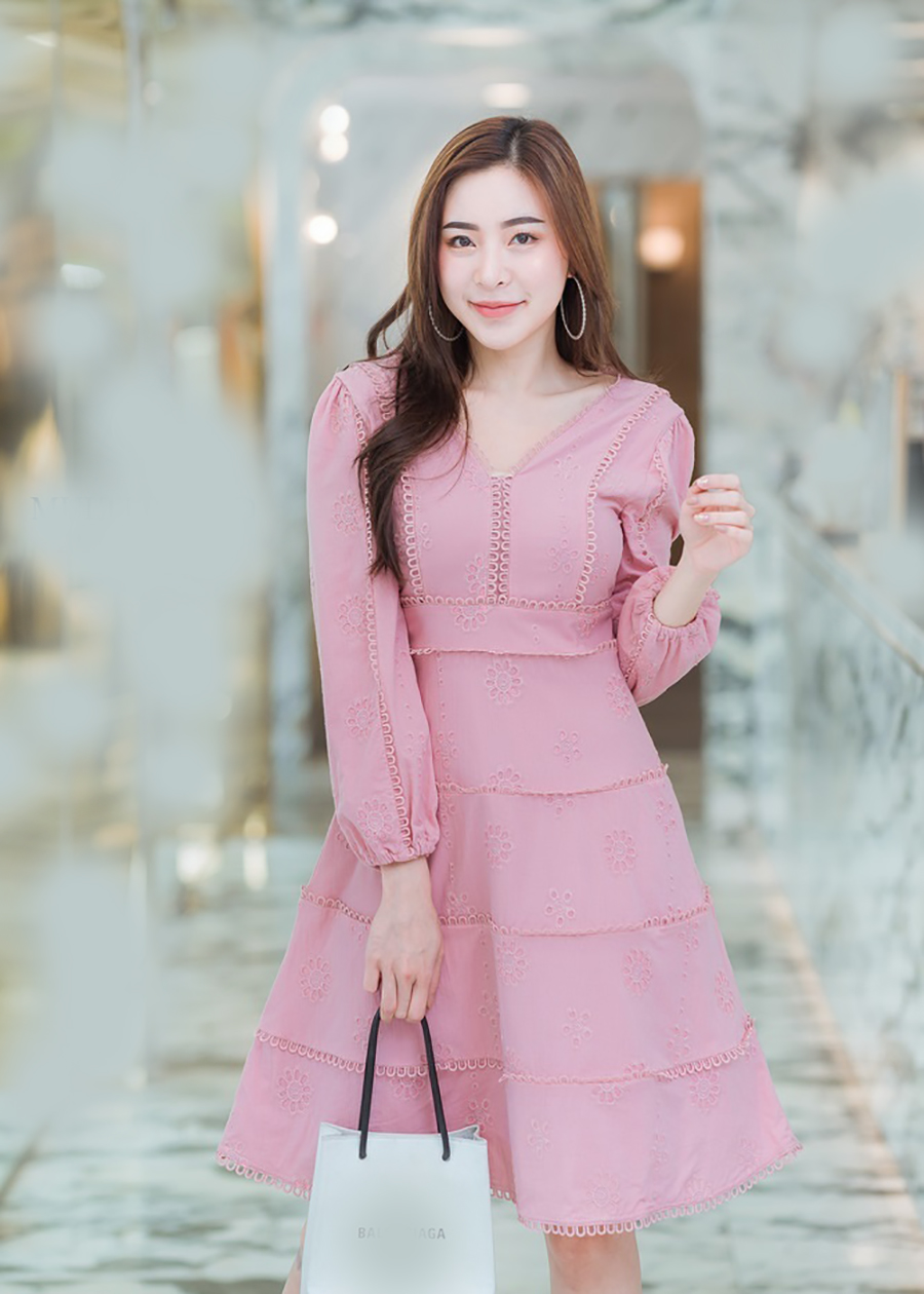 เดรสสั้นสีชมพู แขนยาว ทรงปล่อย แต่งลูกไม้ตามแบบ