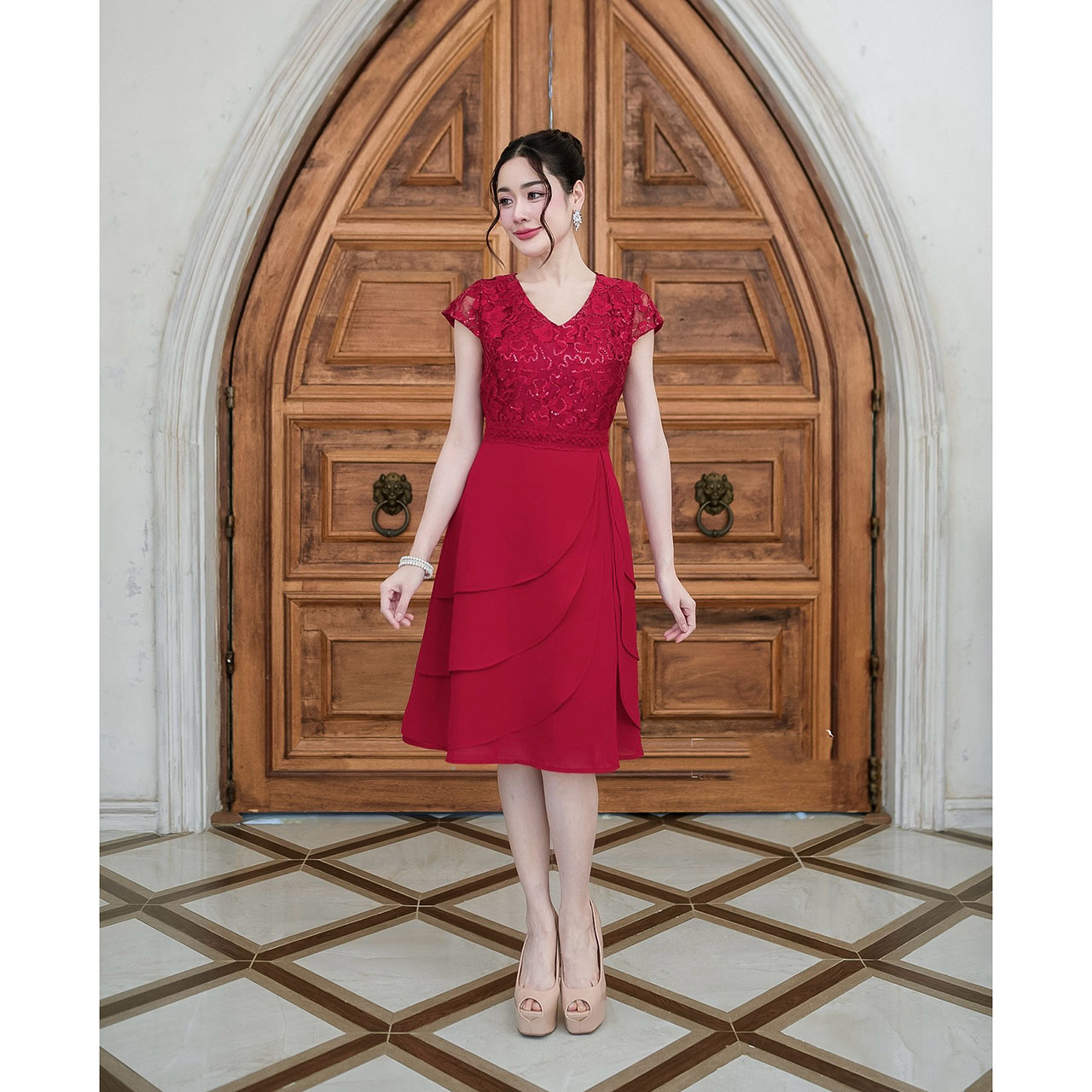 kudapy เดรสสั้นสีเทาซิลเวอร์/สีครีมทอง/สีแดง กระโปรงเลเยอร์สามชั้น เสื้อคอวีเป็นผ้าลูกไม้เลื่อม กระโปรงผ้าชีฟอง เอวตกแต่งอะไหล่ลูกไม้เป็นเข็มขัดดีเทลสวย