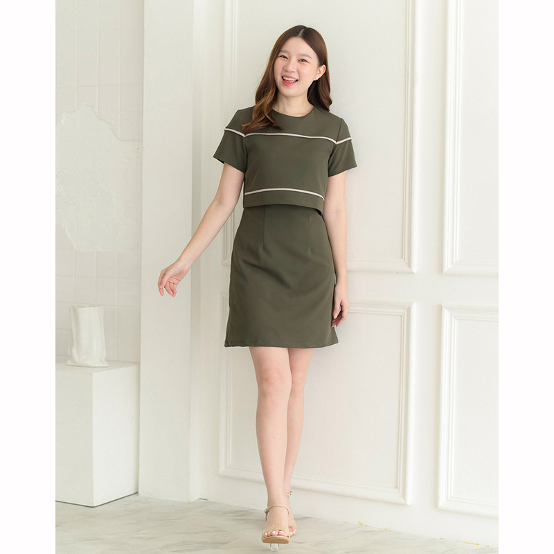 kudapy เดรสสั้นสีเขียวทหาร/สีครีมเข้ม ทรงเอ ดีไซน์น่ารัก ตัดต่อเหมือนใส่แยกชิ้น จริงๆเป็นเดรสชิ้นเดียว ตัวเสื้อเพิ่มกิมมิคเส้นกุ๊นตัดต่อไปถึงช่วงแขน