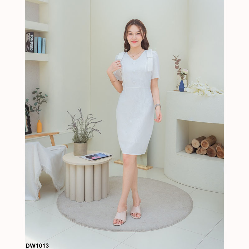 kudapy เดรสสั้นสีขาว/สีชมพู/สีเหลือง ทรงเข้ารูป ประดับโบว์ตรงไหล่ เนื้อผ้าวาฟเฟิลเป็นสาวคิวท์เกิล