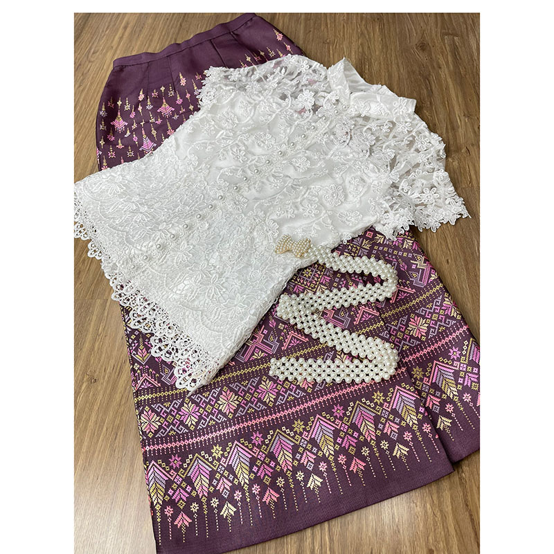 kudapy ชุดเซทลูกไม้ปัก 3D ดอกลอย ยกนูน สวยมาก คอจีน ซับใน 2 ชั้น อย่างดี แต่งมุขเรียงยาวถึงชายเสื้อ ซิปหลัง มาพร้อมกับผ้าถุงสำเร็จรูป