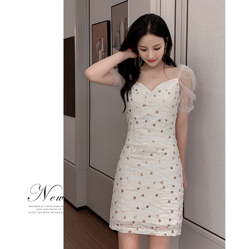 kudapy เดรสสั้นสีขาว ผ้าโปร่งสีขาวปักเหลื่อม คอเหลี่ยม แขนจั๊ม มีผ้าผูกโบว์ใหญ่ด้านหลัง ทรงเข้ารูป