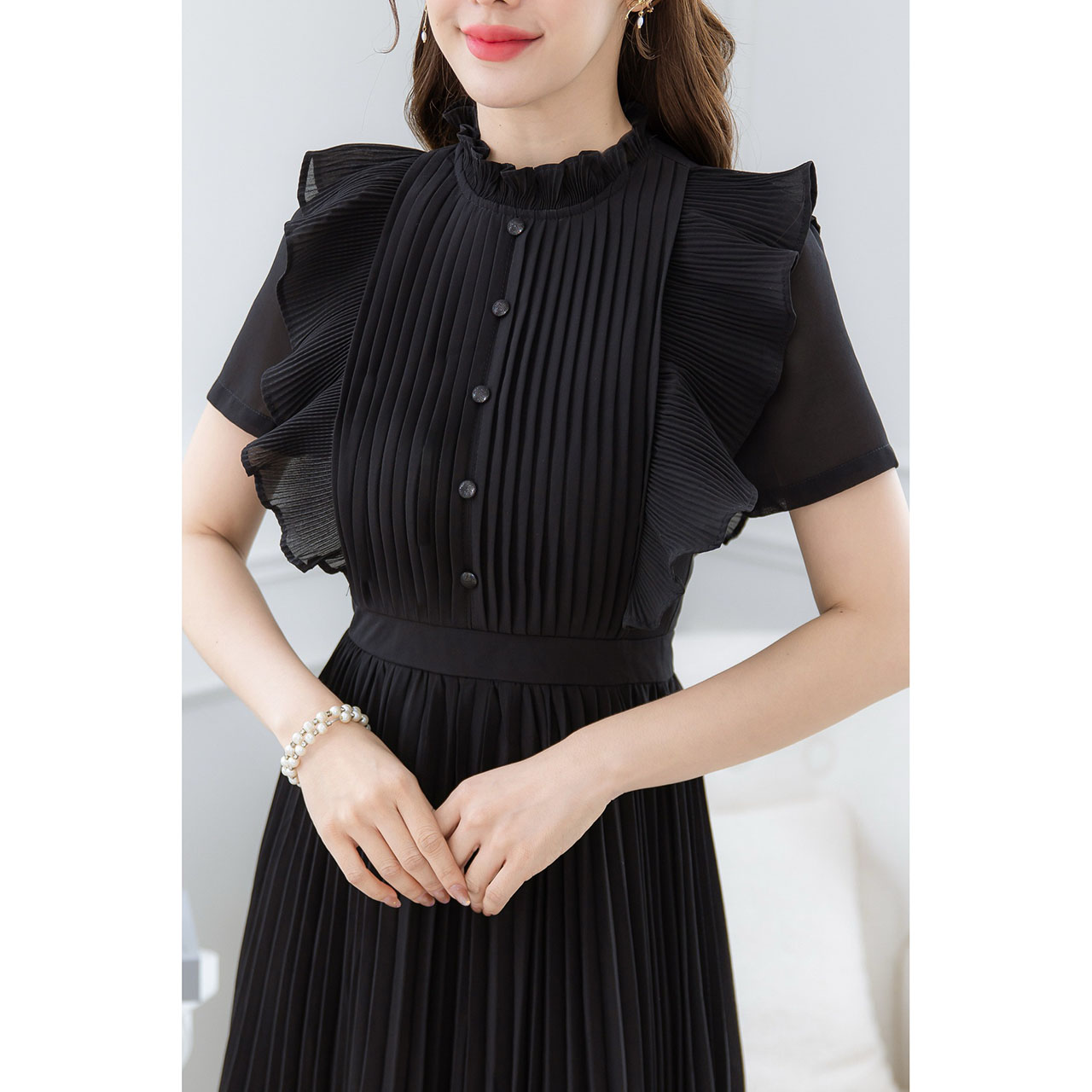 kudapy เดรสชีฟอง โทนสีชุดสวยขับผิว ช่วงแขนเป็นดีเทลแขนปลีกอัดพลีทเล็ก ช่วงคอเป็นพลีทเล็ก ช่วงอกเย็บพลีทเป็นแนวเกล็ดแต่งกระดุม