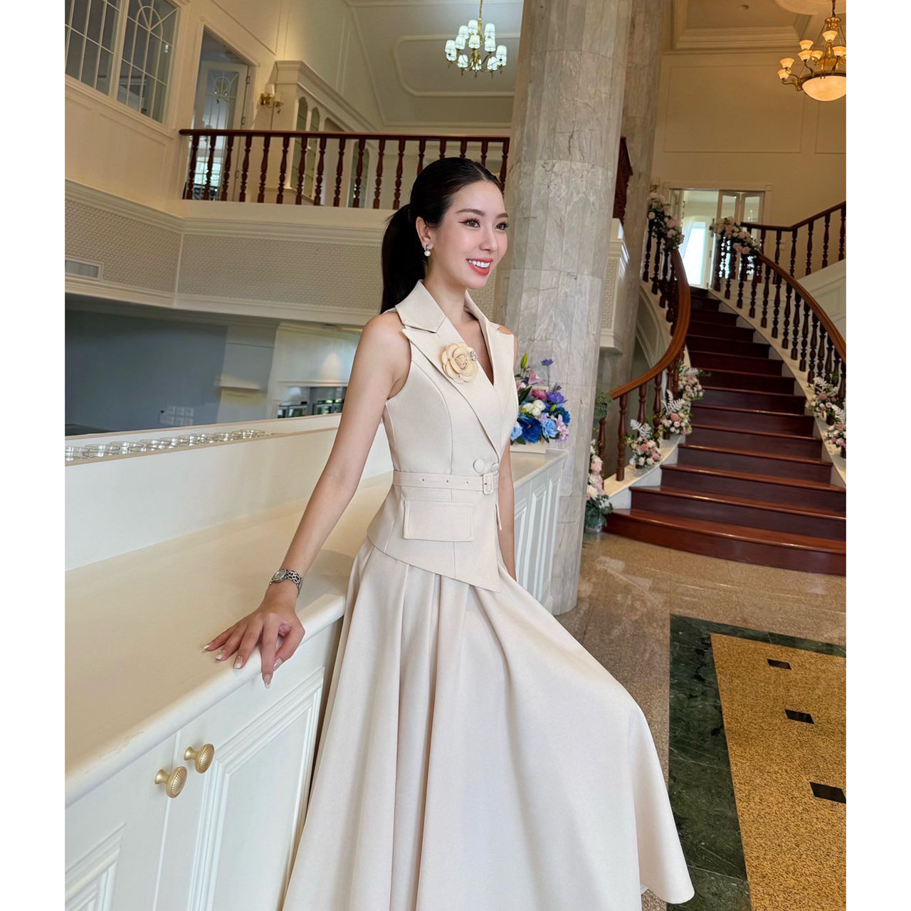 kudapy เซ็ทเสื้อแขนกุดทรงเข้ารูปมาพร้อมกับกระโปรงทรงยาว วเสื้อเก็บทรงเข้ารูปสวย กระดุมปั้มติดได้จริง2เม็ด แต่งกระเป๋าหลอกซ้ายขวา