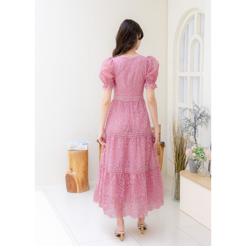 kudapy เดรสยาวสีชมพู/สีครีม ผ้าปักลายดอก คอกลม ปลายกระโปรงระบาย เป็นงานซิปหลัง
