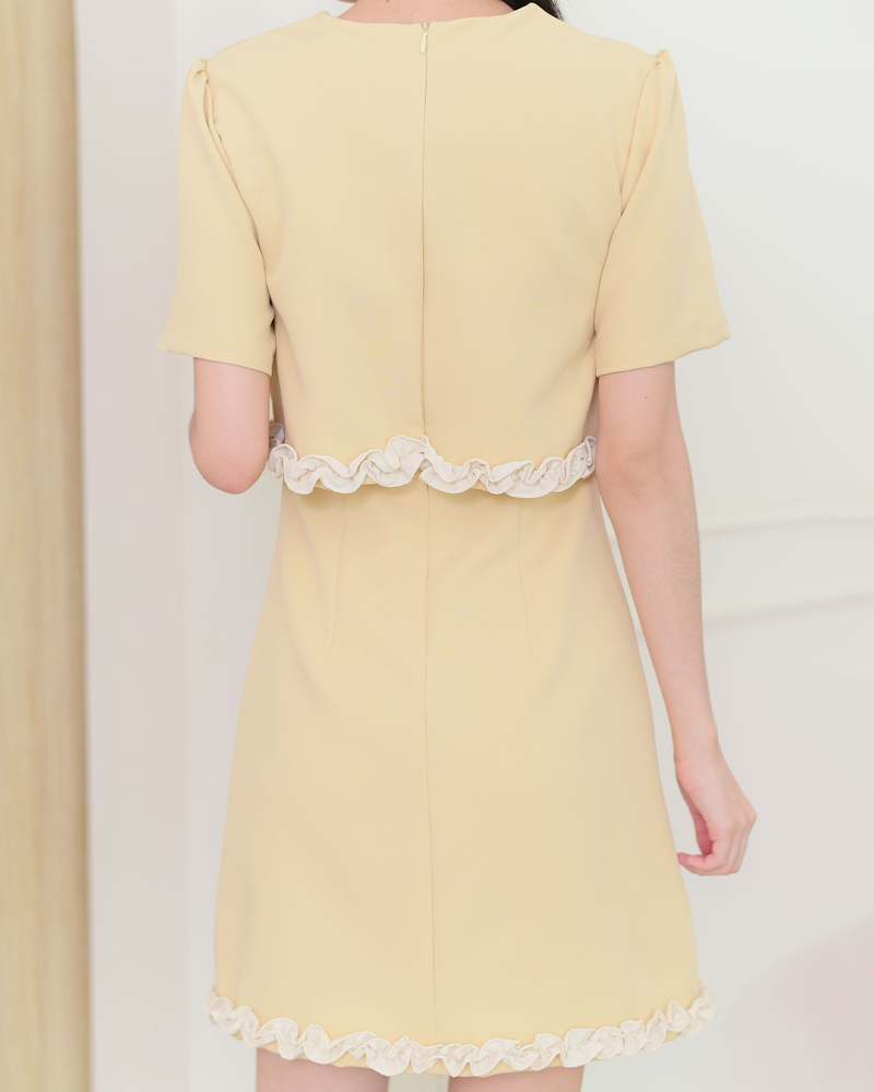 kudapy เดรสแขนสั้นคอกลม แต่งรูดระบายชายเสื้อและกระโปรง รูดยกไหล่พองเบาๆ ผ้าเนื้อหนานุ่มมีน้ำหนักทิ้งตัวสวย