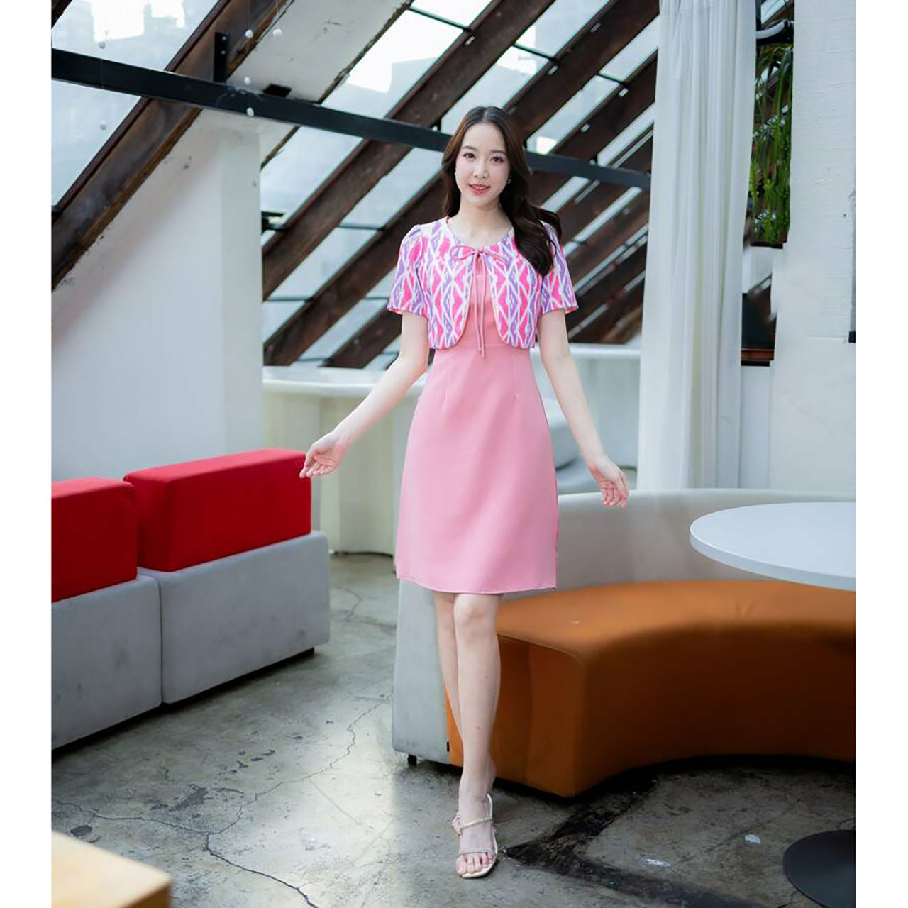 kudapy เดรสสั้นสีชมพู/สีเหลือง/สีฟ้า แต่งกั๊กลายไทยผูกโบว์