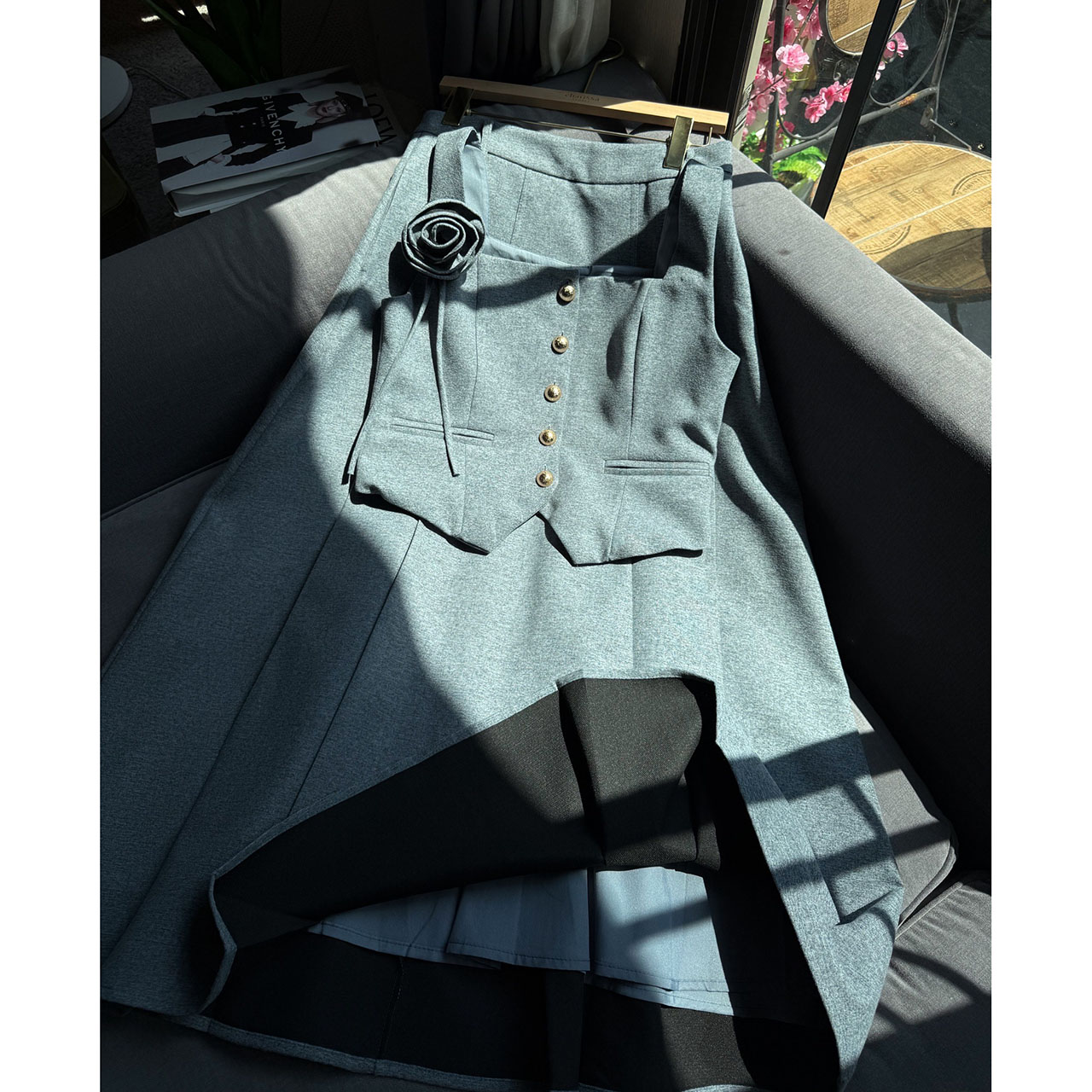 kudapy Set 3 ชิ้น : เสื้อแขนกุด+กระโปรง+เข็มกลัดดอกไม้ เซ็ทเสื้อแขนกุดมาพร้อมกระโปรงยาวทรงปล่อย เสื้อเป็นกระดุมจริง ตกแต่งกระเป๋าหลอกด้านหน้าซ้ายขวา