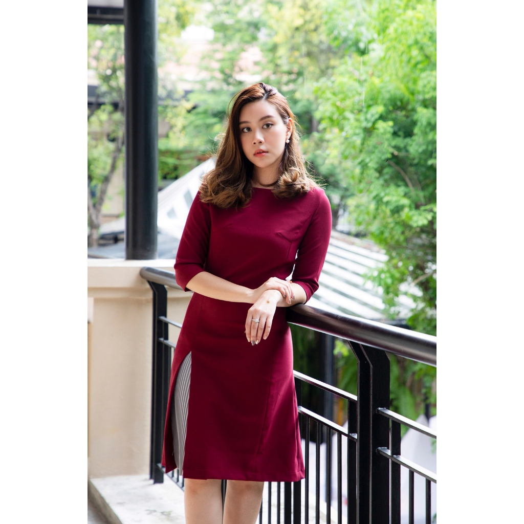 kudapy เดรสสั้นแขนห้าส่วนสีชมพูกะปิ,สีกรม,สีแดง,สีดำ,สีเบจ,สีดำ ทรงคอปาด ผ้ายืดโพลีเอสเตอร์เนื้อดี มีน้ำหนัก ผ้ามีความยืดหยุ่นกระโปรงทรง A เล่นดีไซน์ผ่าหน้าด้านขวา