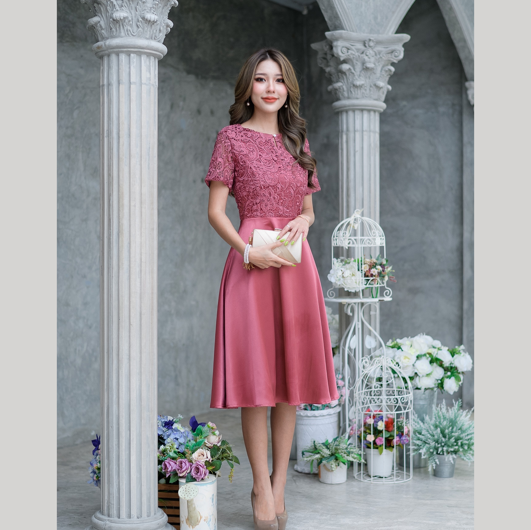 kudapy เดรสสั้นลูกไม้เนื้อเงาสีเขียวเข้ม สีชมพูปูนแดง เดรสแขนสั้น กระโปรงทรงบานผ้าเงาพริ้วสวยค่ะ ชุดนี้ดูหรูหรา ทรงสวยใส่ง่าย ใส่ออกงานสวยหรูได้ลุคดูแพงค่ะ