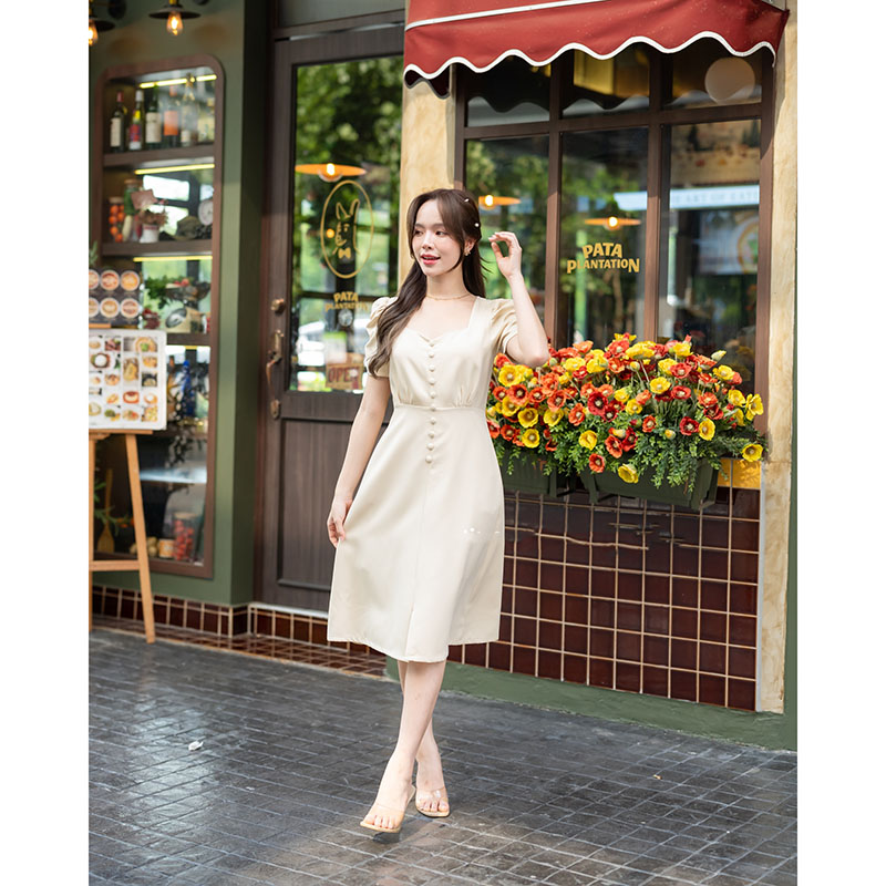 kudapy เดรสสั้นสีชมพู/สีกรม/สีครีม/สีเขียวมัทฉะ ช่วงเสื้อช่วงอกทำเป็น Curve ใส่แล้วดูเพรียว แขนจับรูดสม็อคด้านข้าง แต่งช่วงลำตัวด้วยกระดุมปั๊มเรียงสวย เหมือนเป็นชุดผ่าหน้า