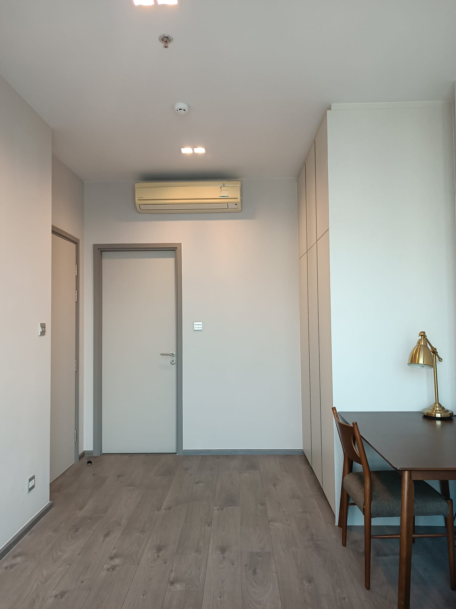 ให้เช่าคอนโด วิซดอม อเวนิว รัชดา - ลาดพร้าว (Whizdom Avenue Ratchada - Ladprao) - ห้องสวยมีเครื่องซักผ้าพร้อมอยู่ติดแยกลาดพร้าว - การเดินทาง: ติด MRT ลาดพร้าว