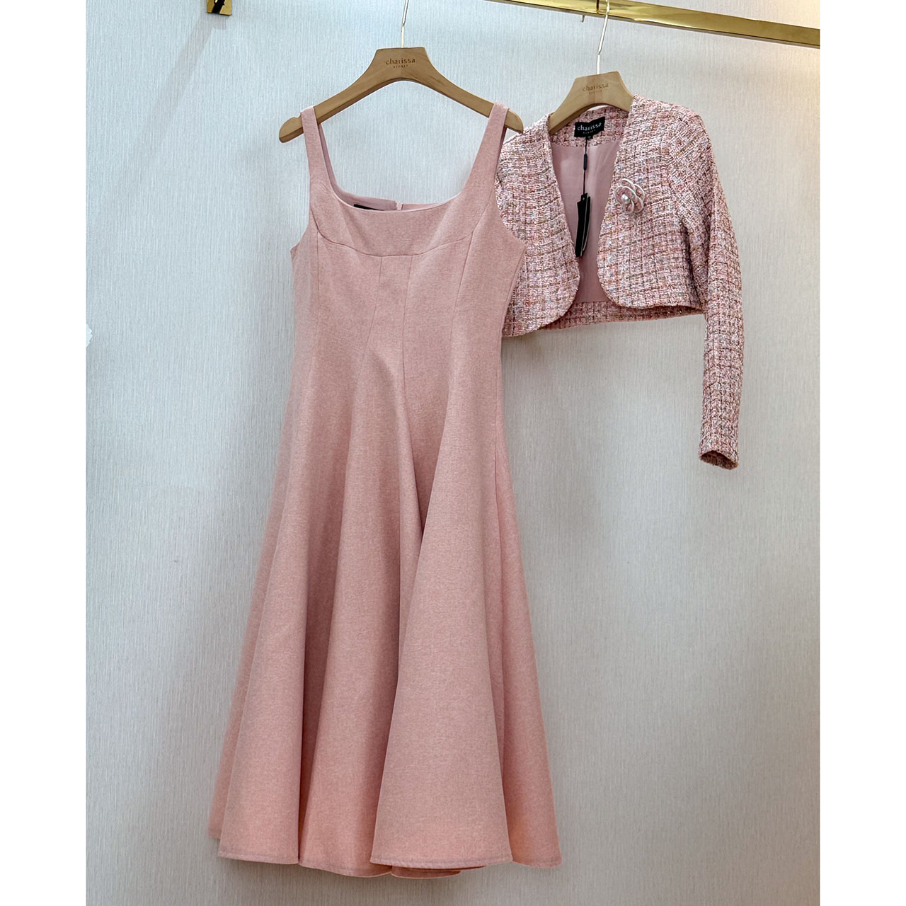 kudapy เดรส+เสื้อครอป+เข็มกลัดดอกไม้ ผ้าพรีเมี่ยมทวิตที่ เดรสเป็นทรงเข้ารูปช่วงเอว มีความพองช่วงล่างน่ารักมาก ซิปซ่อนด้านหลัง มีซับใน