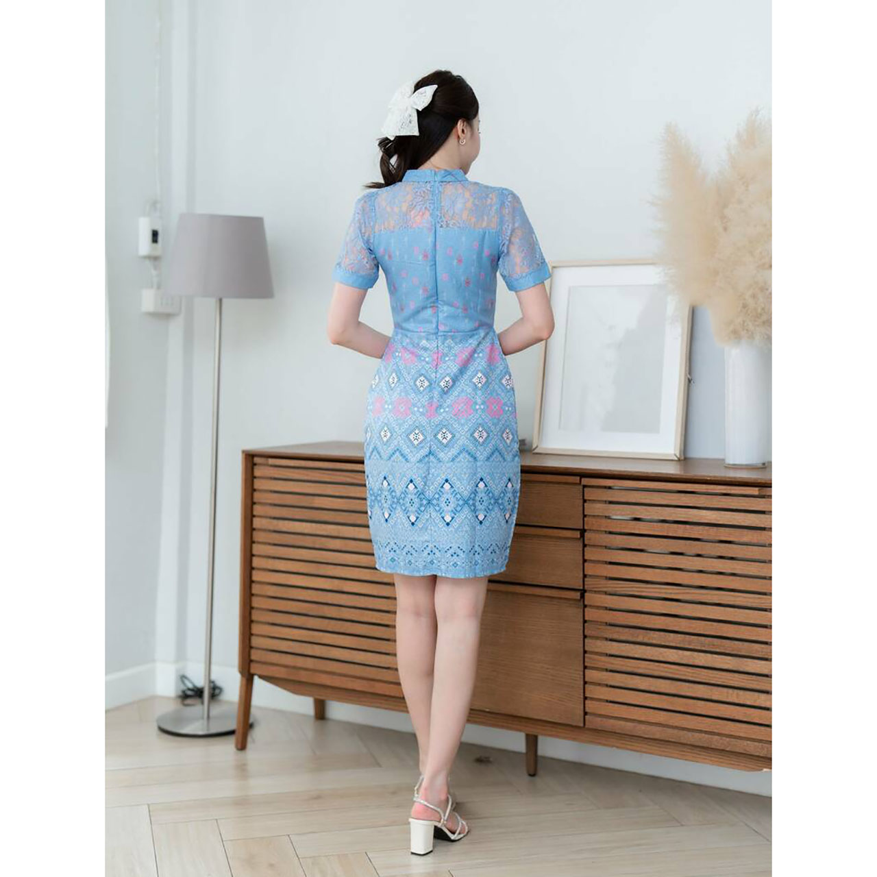 kudapy เดรสสั้นสีเขียว/สีกรม ลายไทยแขนลูกไม้ งานผ้าอัดลายไทย ทรงสวย เข้ารูป เป็นงานซิปซ่อนหลัง แต่งแขนผ้าระบายลูกไม้